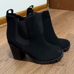 Black ankle boots 6 Wide